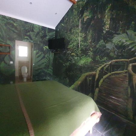 פייאנס Le Donjon Des Combes Et Son Spa מראה חיצוני תמונה